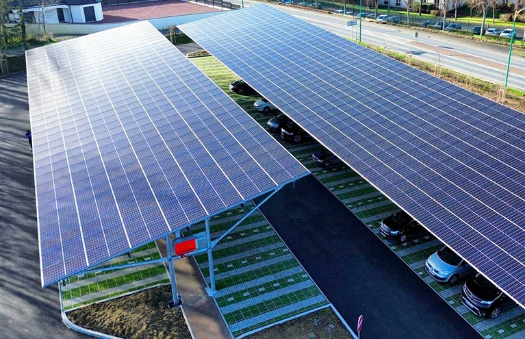 Installation d'une ombrière photovoltaïque