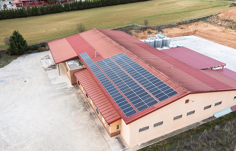 Hangar agricole avec des panneaux photovoltaïques